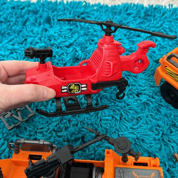🎉2 for $15🎉Mix of Cars, Figures, and a helicopter from different play sets - Picture 3 of 7